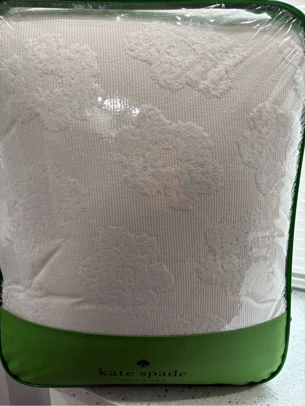 NEW Kate Spade New York Pop Floral in Marshmallow- Queen size